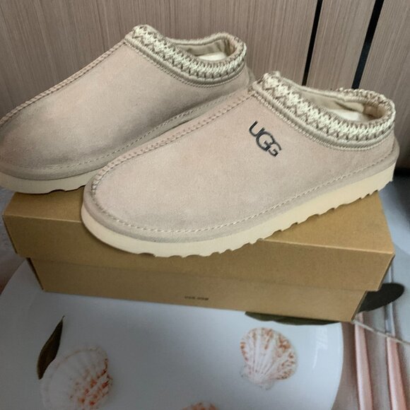 UGG Shoes - Chic & Comfortable Brand-New UGG Tasman Slippers